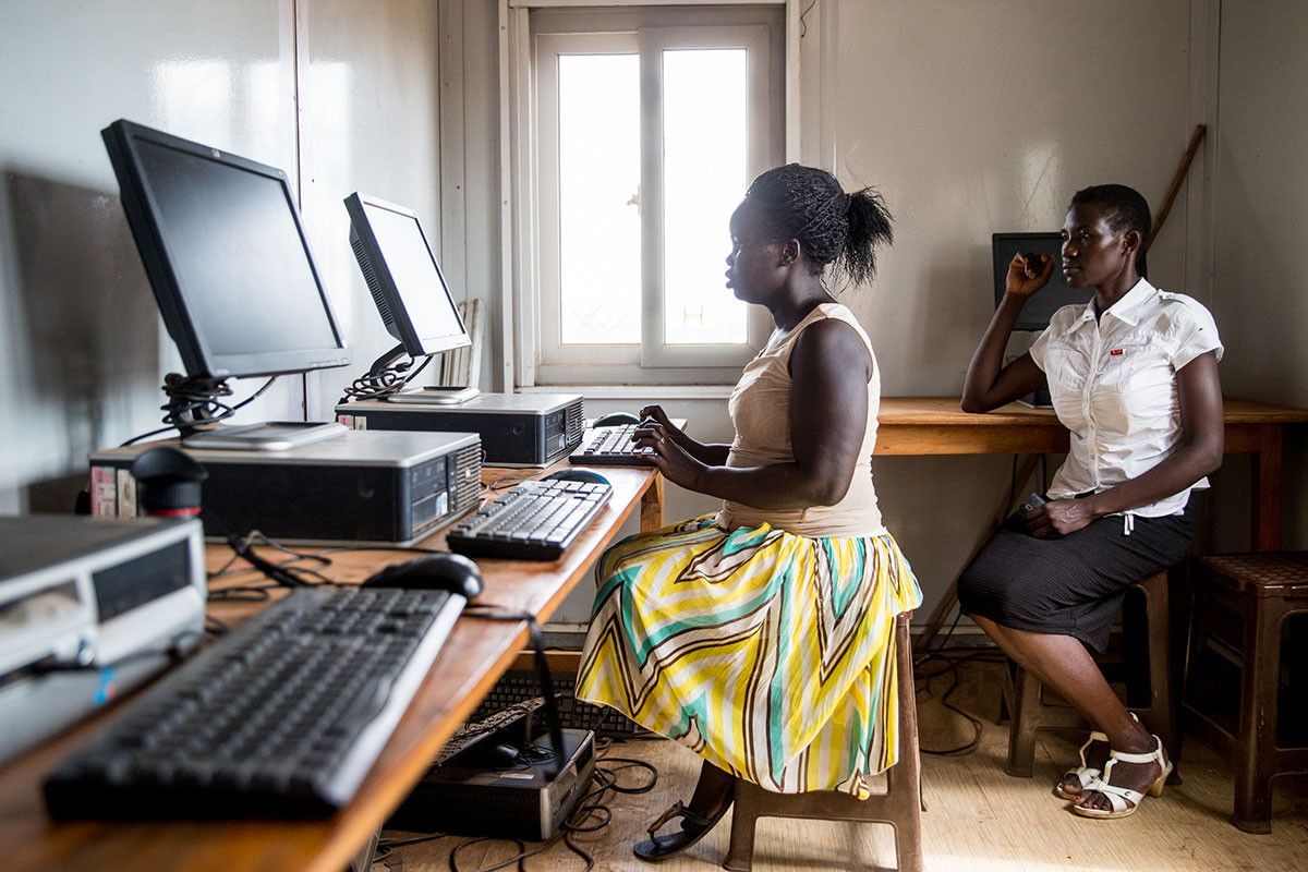 En 2016, ONU Femmes a proposé une formation en informatique à 576 femmes et filles et 384 garçons à Juba, au Soudan du Sud. « Depuis que j’ai suivi cette formation, ma vie a changé », a déclaré Mary, sur la photo. « Avant, j’étais sage-femme au centre de santé. Maintenant, j’utilise l’ordinateur pour accéder à des programmes de sage-femme en ligne. » Photo : MINUSS/JC McIlwaine 