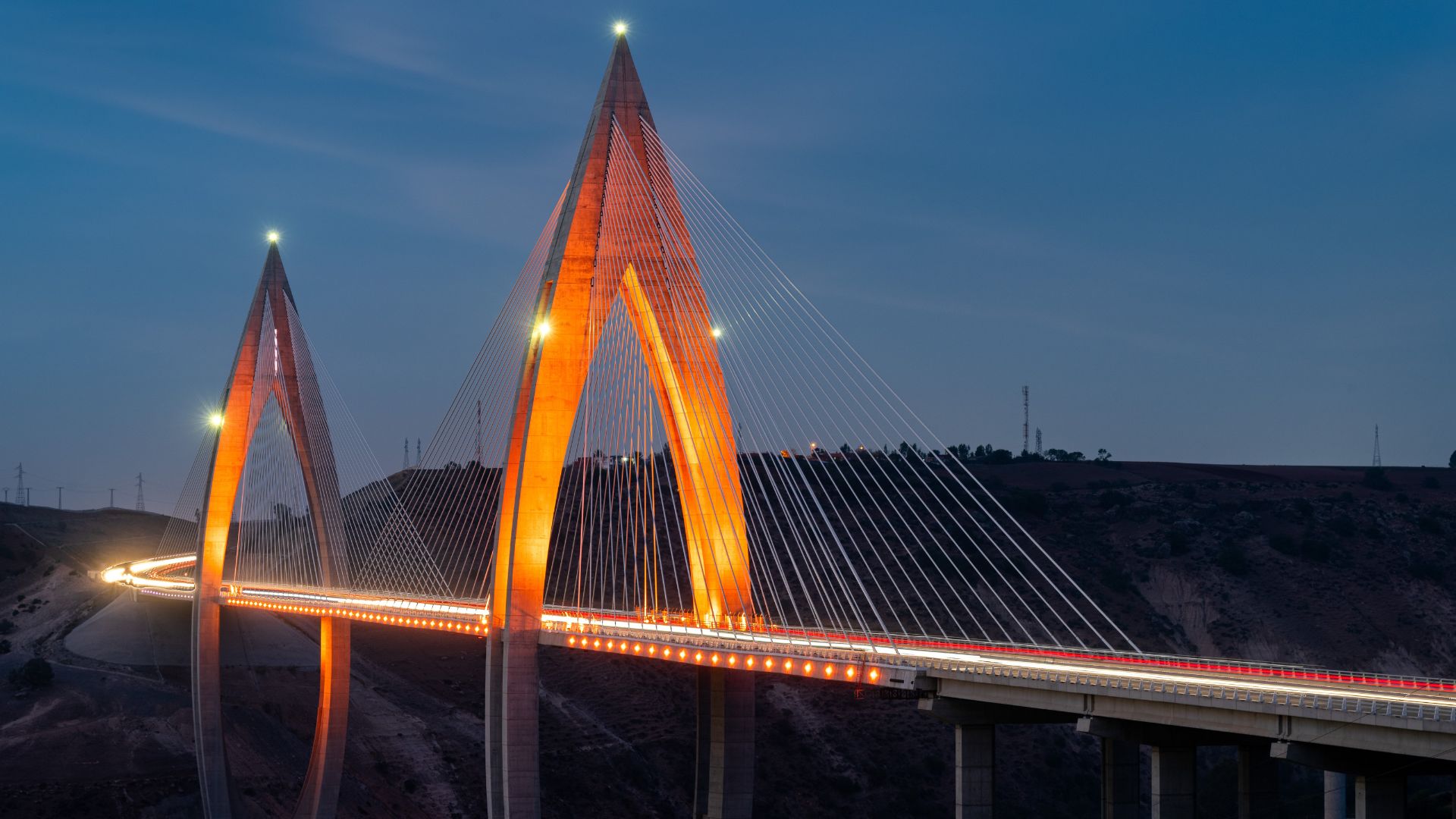 Le Pont Mohammed VI au Maroc était l'un des sites et bâtiments illuminés en orange pendant la campagne des 16 jours d'activisme contre les violences fondées sur le genre. Crédit photo : ONU Femmes Maroc.