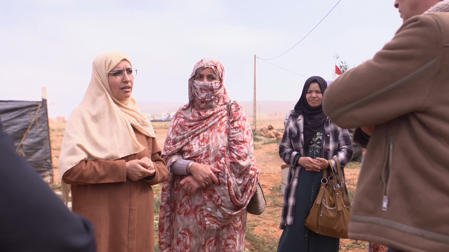 Khadija et ses collègues en visite sur ou visitant le chantier de l’unité Industrielle d'Expédition de Moules. Crédit Photo : ONU Femmes 