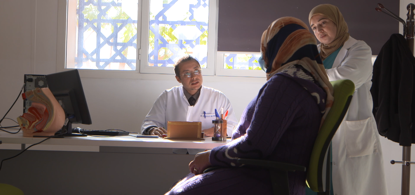 Dr. Amine Lyazale explique à Hasnae l'examen médical qu'il va effectuer. Crédit photo : ONU Femmes