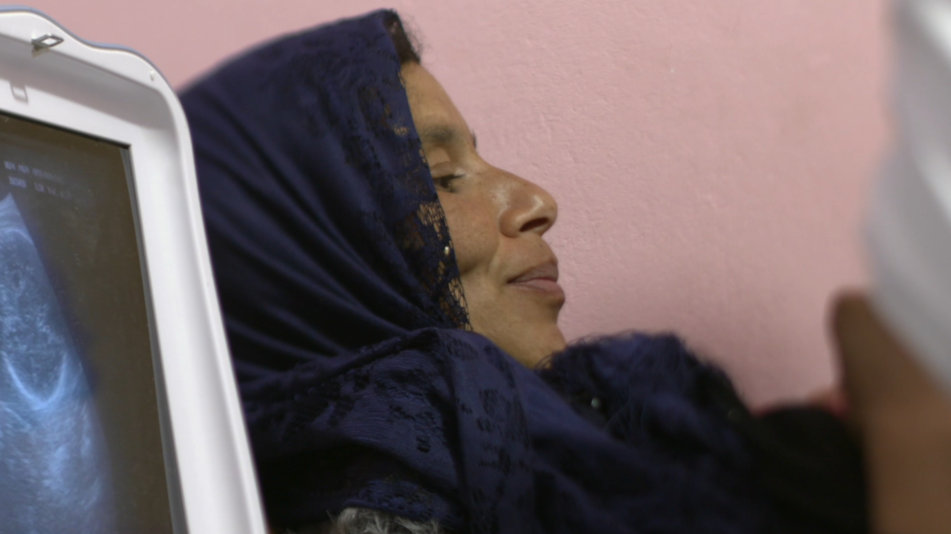 Nadira est en consultation pour une échographie avec le Dr. Wafaa Bouzekri. Crédit photo : ONU Femmes 