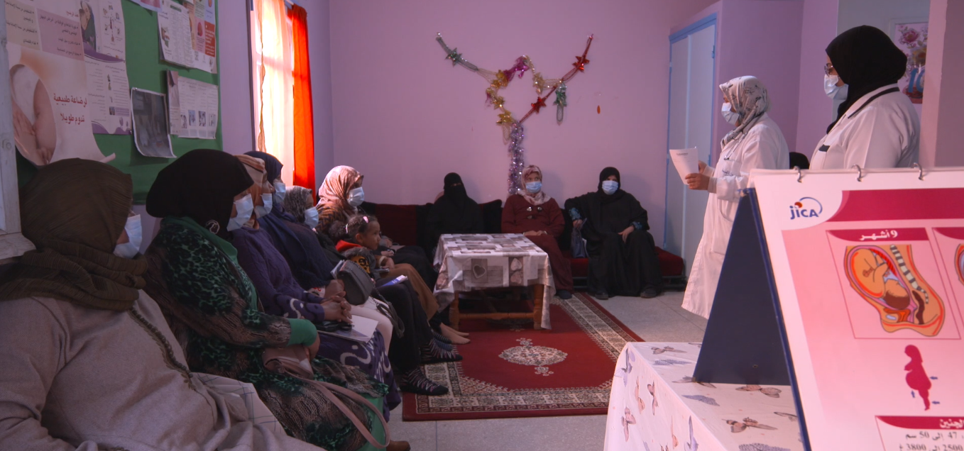 Formation au centre de santé par le personnel médical destinée aux femmes de la communauté locale. Crédit Photo : ONU Femmes 