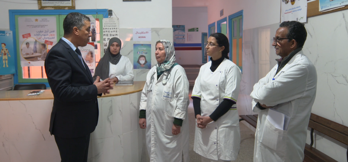 Échange entre le Dr Abdelhakom Moustaid, Directeur Régional de la Santé et de la Protection Sociale à Marrakech-Safi, et les professionnels de santé pour cerner les besoins du centre. Crédit Photo : ONU Femmes 