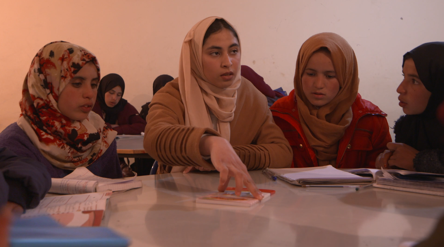 Un groupe de jeunes filles s'adonnant à des séances de révision à l'internat du collège de Zaouiat Ahansal. Crédit photo : ONU Femmes 