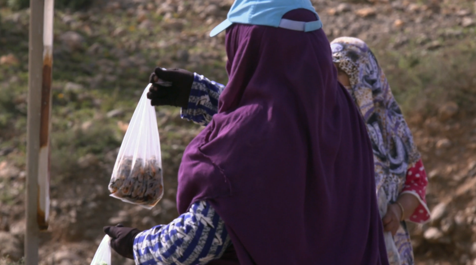Femme pêcheur vendant des moules au bord de la route