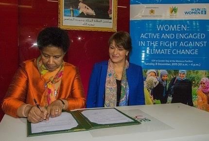 Signature de la convention par Dr. Phumzile Mlambo Ngcuka, Directrice Exécutive d’ONU Femmes et Mme Hakima El Haite, Ministre Déléguée chargée de l’environnement du Maroc. Photo: ONU Femmes/Kimja Vanderheyden