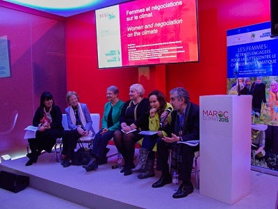 Panel 3: Femmes et négociations sur le climat. De g. à d. : Mme Mara Marinaki; Mme Mary Robinson; Mme Catherine Coutelle; Mme Pascale Boistard; Mme Fathia Bennis et M. Driss El Yazami. Photo: ONU Femmes/Kimja Vanderheyden