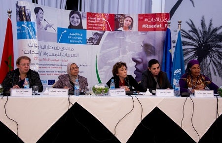 De g. à d. : Amal Deroua, Membre du Parlement, Algérie; Magda El Nuweishy Membre du bureau exécutif du Réseau Ra’edat, Égypte; Hafida Benchehida, Sénatrice et membre du bureau exécutif du Réseau Ra’edat, Algérie ; Rola Dashti, ancienne Membre du Parlement, Koweït ; Jennifer Mhlanga, Membre du Parlement, Zimbabwé.