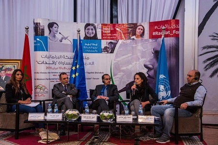 De g. à d. : Amna Gasmi, Journaliste, France 24 ; Edgard Jallad, Rédacteur en chef, BBC télé arabe ; M. Emad Abou-Elgheit, Média et expert communication, Bureau régional d’ONU Femmes pour les États arabes ; Nadia Hachimi, présentatrice TV, M2 ; Hassan Al Mustafa, Journaliste, Al-Arabiya.