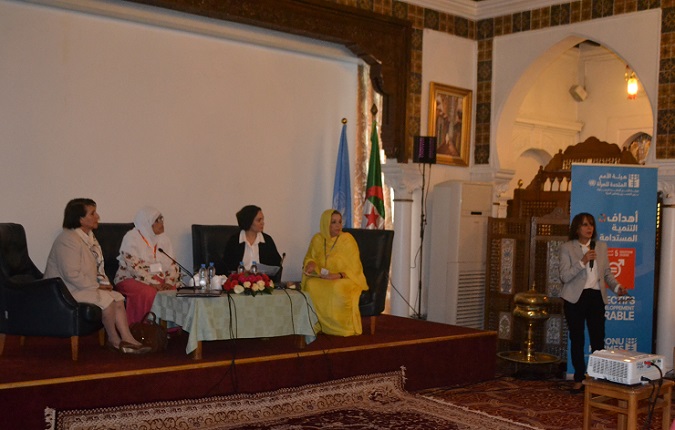 « Imane Hayef, Coordinatrice Nationale des Programmes d’ONU Femmes en Algérie, introduit le panel de discussion entre des élues locales bénéficiaires des formations et une partie des expertes / ONU Femmes »