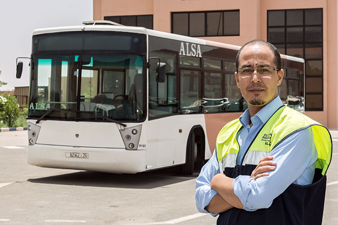 Abdallah Lembarki, chauffeur de bus chez ALSA, l'un des bénéficiaires du programme de formation de Safe Cities Marrakech. Photo: ONU Femmes / Hassan Chabbi