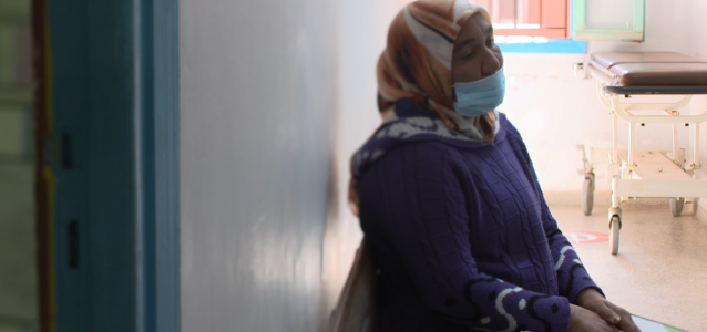 Hasnae attend son tour dans la salle d'attente du centre communal Loudaya. Crédit photo: ONU Femmes. 