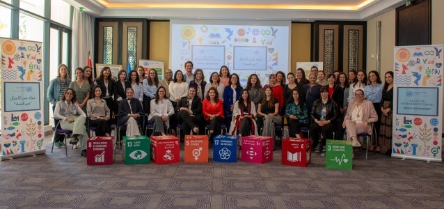 Photo de groupe des participant.e.s au dialogue intergénérationnel. Crédits : ONU Femmes Maroc.